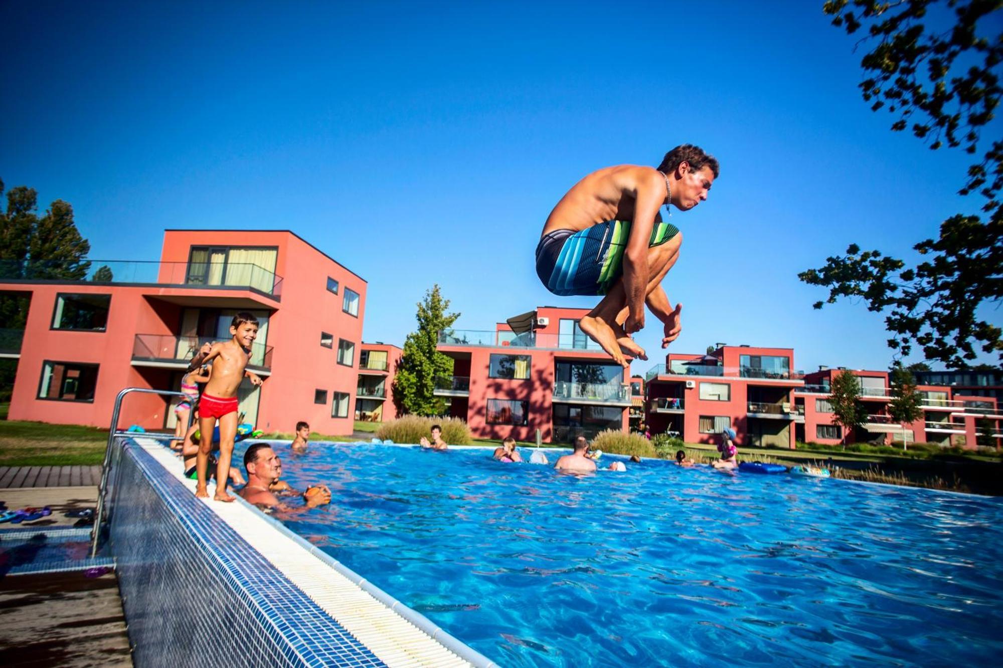 Bavaria Club Apartman Balatonlelle Exterior foto